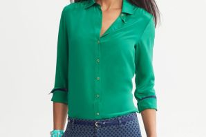 Зеленая шелковая блузка