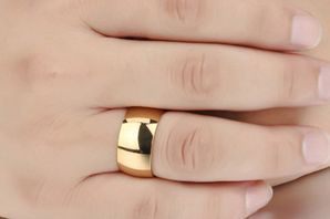 Широкое золотое обручальное кольцо