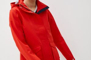 Красная куртка женская ветровка