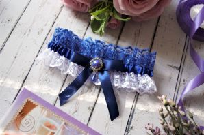 Синяя подвязка для невесты