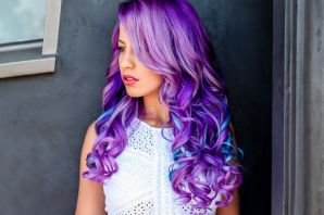 Фиолетовые пряди на русых волосах