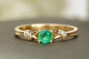 Кольцо с зеленым камнем в золоте