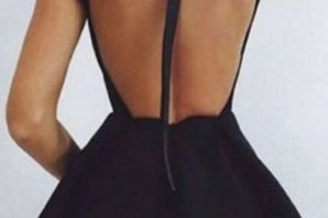 Короткое черное платье с открытой спиной