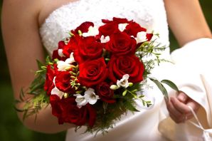 Невеста с красными розами