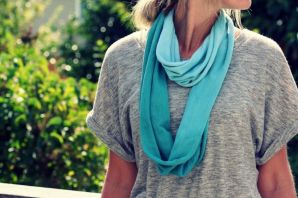 Красиво завязанный шарф на шее