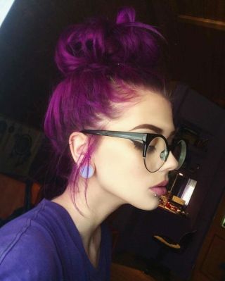 Фиолетовые волосы с челкой