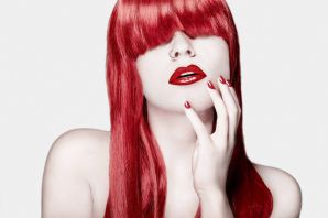 Красный цвет волос с челкой
