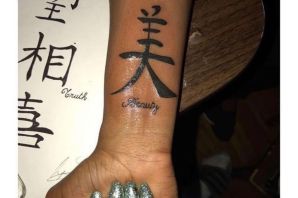 Китайские иероглифы на ногтях