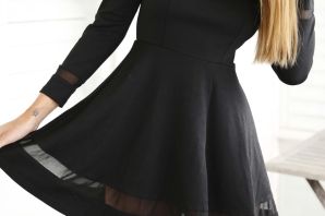 Короткое черное платье с длинным рукавом
