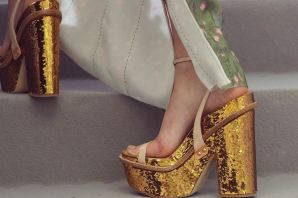 Золотые туфли на каблуке