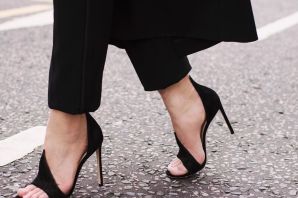 Черные туфли на низком каблуке