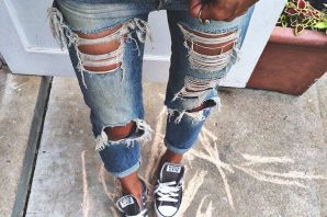 Порванные джинсы с нашивками