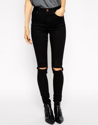 Черные джинсы с рваными коленками