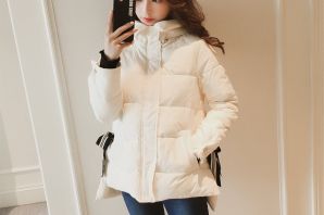 Белая короткая зимняя куртка