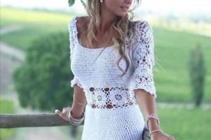 Белое вязаное летнее платье