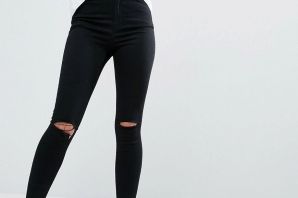 Черные джинсы с дырками на коленях