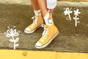 Ярко желтые кроссовки