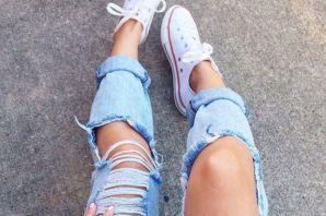 Рваные джинсы с кроссовками