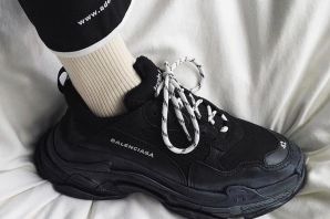 Черные кроссовки на высокой подошве
