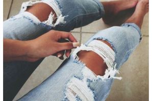 Модные порванные джинсы