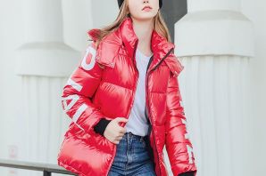 Красная глянцевая куртка