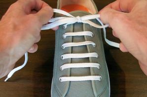 Модная шнуровка кроссовок