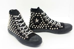 Черные кроссовки со звездой