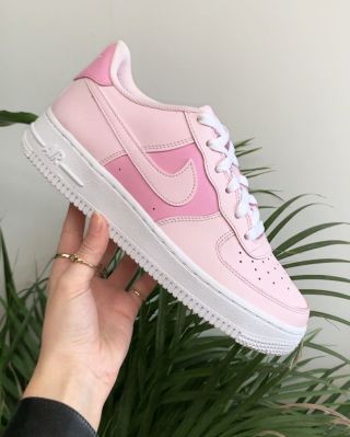 Розовые кроссовки