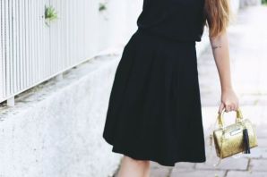 Черное платье с кроссовками