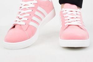 Белые кроссовки с розовой подошвой