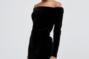 Черное бархатное платье с открытыми плечами