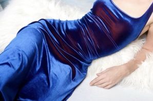 Платье из синего бархата
