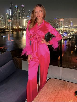 Розовый костюм с перьями