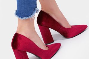 Красные бархатные туфли
