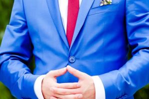 Синий костюм с красным галстуком