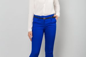 Белая рубашка и синие брюки