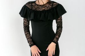 Черное платье с гипюровыми рукавами