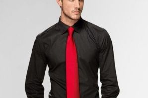 Черная рубашка и красный галстук