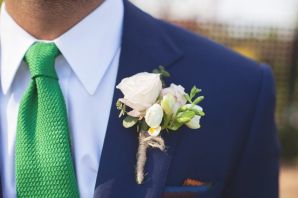 Зеленый галстук с синим костюмом