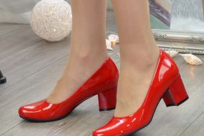 Красные туфли на невысоком каблуке