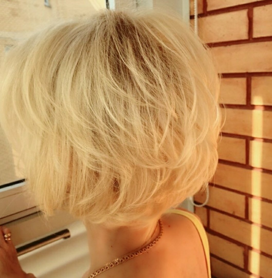 Блондинка с короткими волосами со спины