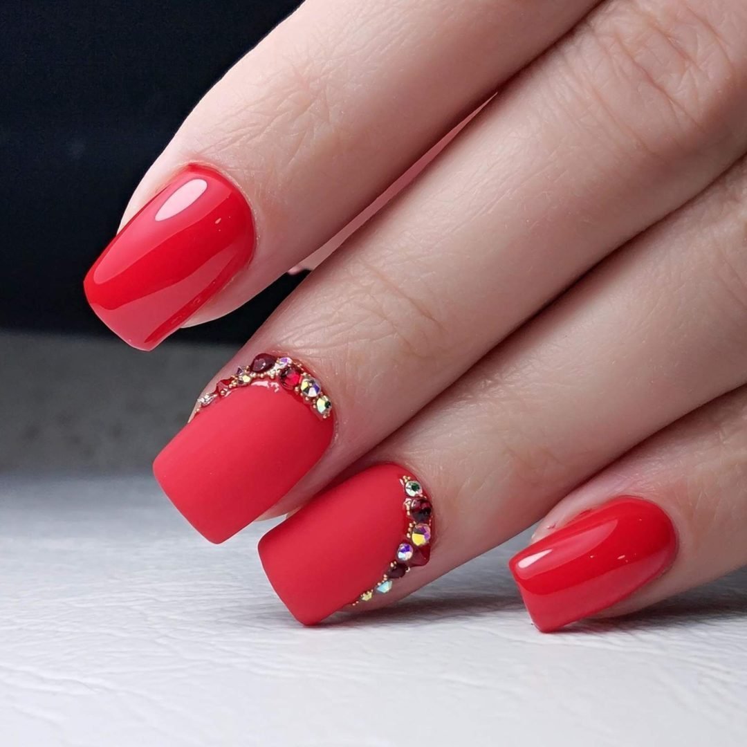 Красный дизайн ногтей со стразами