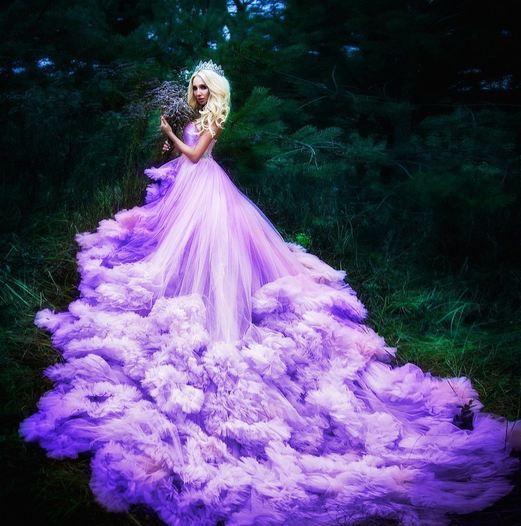 Фиолетовое свадебное платье