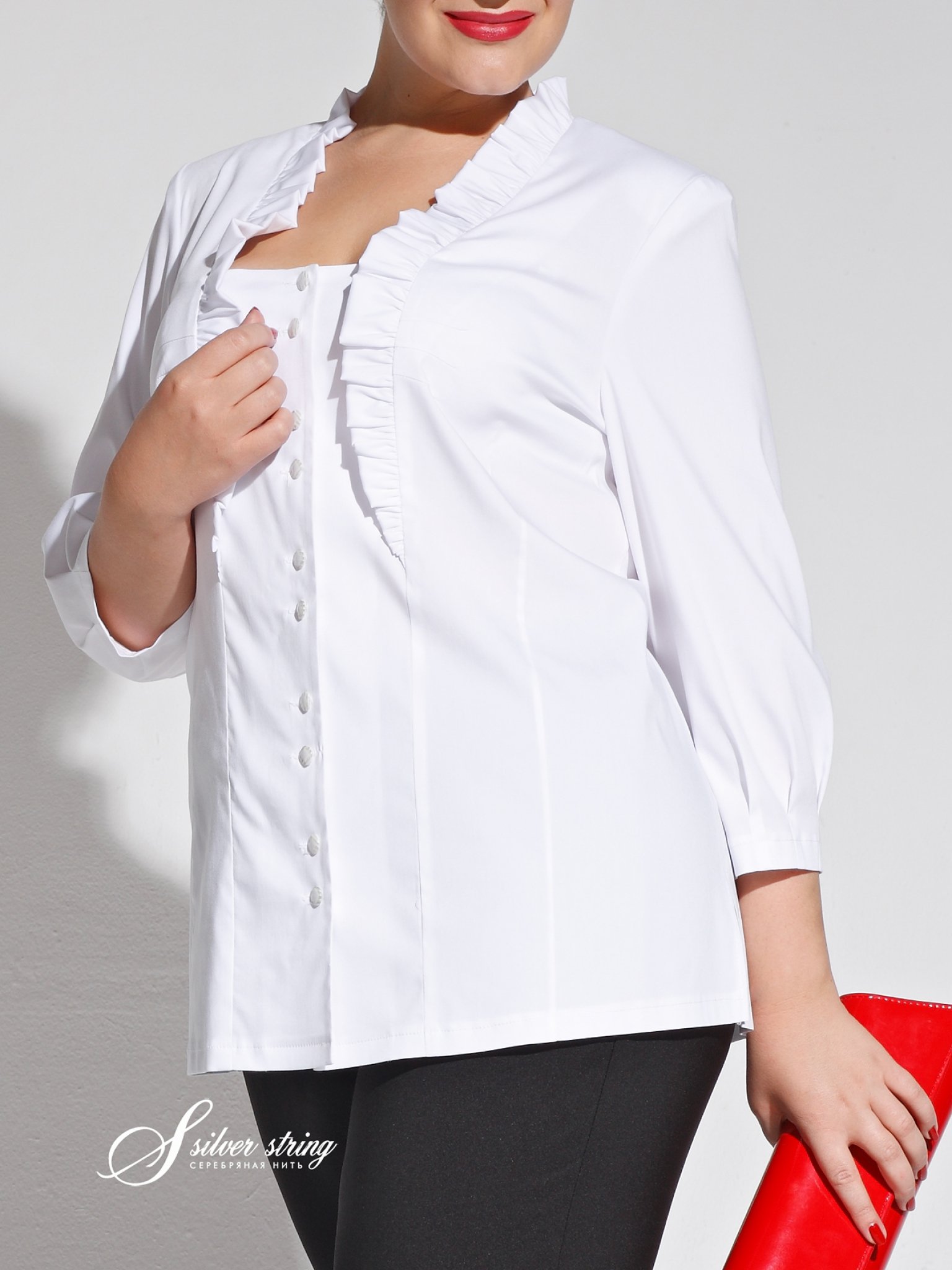 Магазин недорогие блузки. Белая блузка для полных женщин. Белая нарядная блузка для женщин. Женщина в блузке. Белая рубашка для полных женщин.
