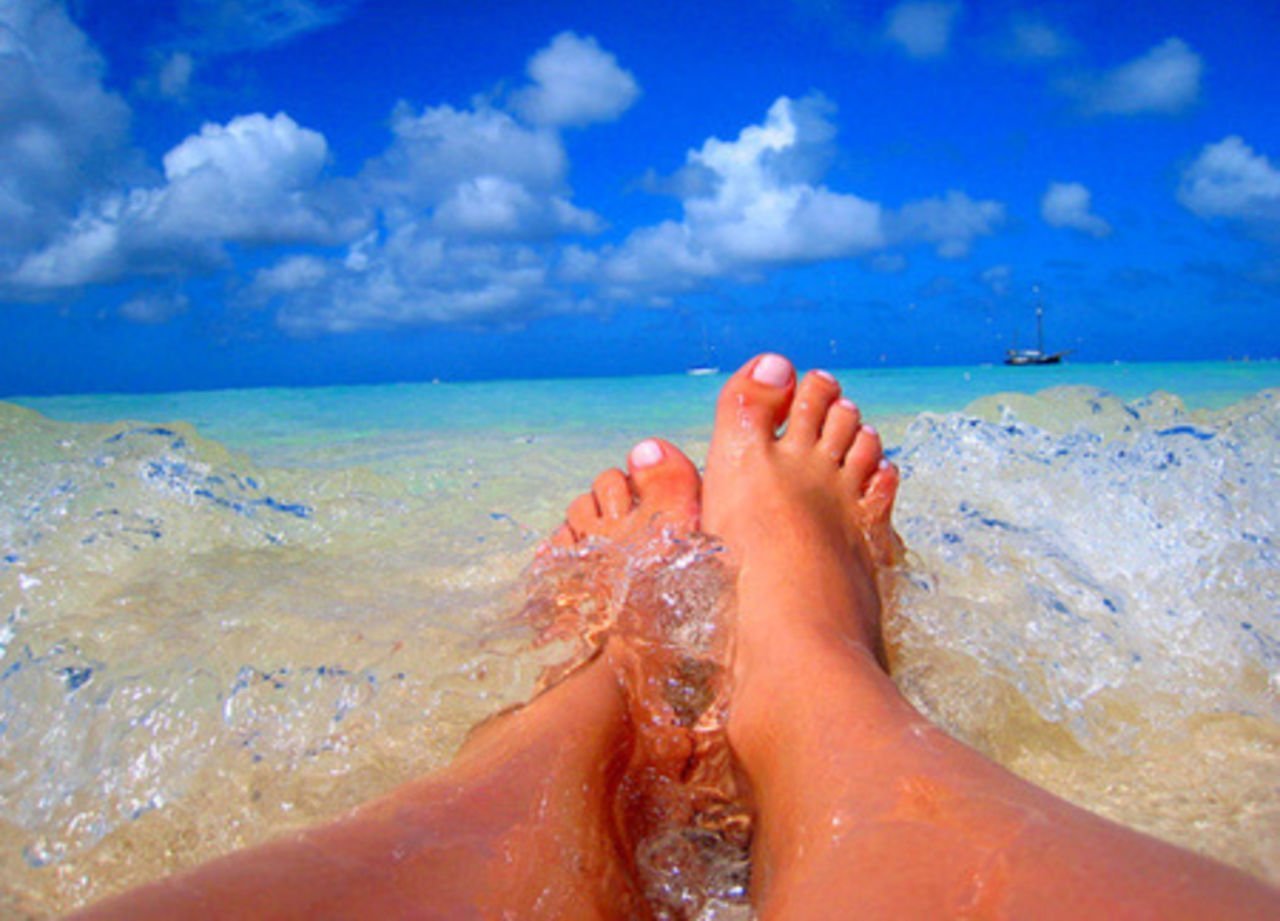 Педикюр вода. Море ноги пляж. Ножки на пляже. Ноги в море. Педикюр на море.