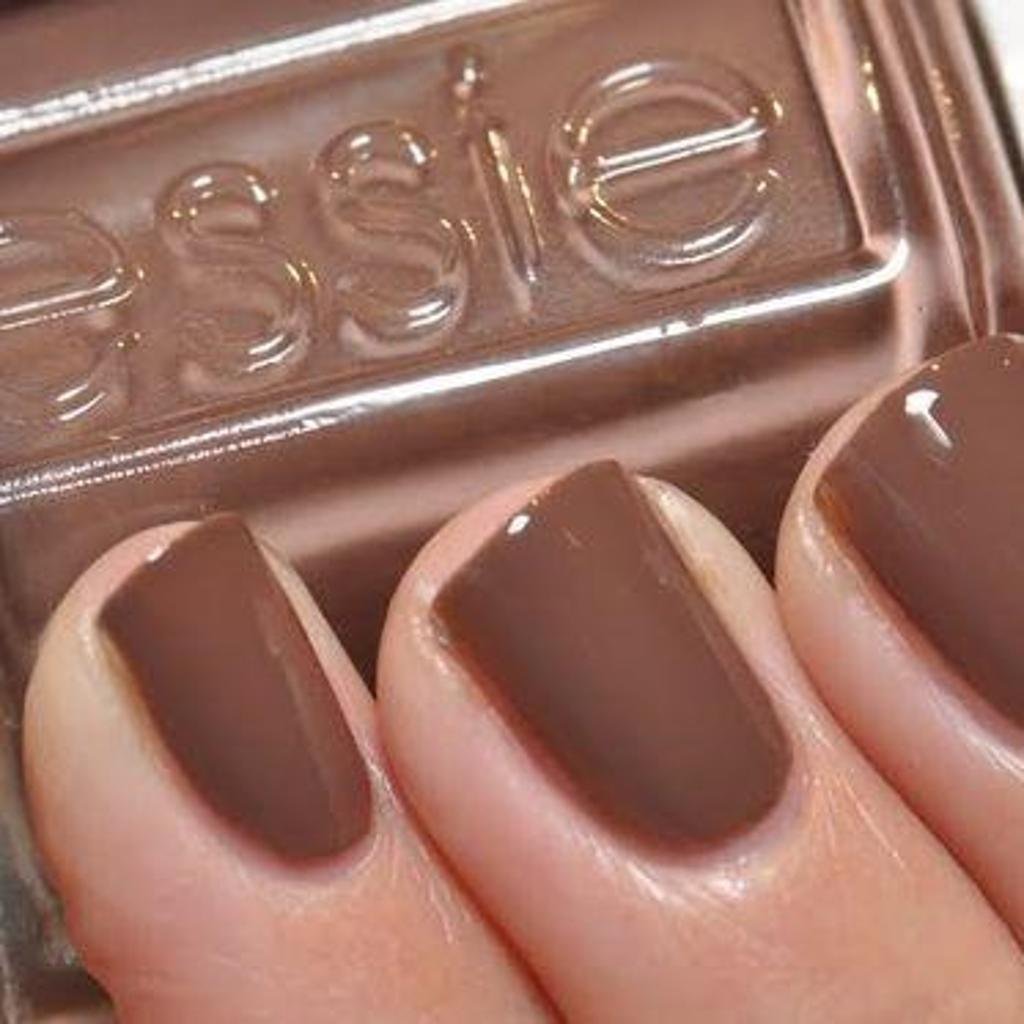 Лак шоколад. Essie Mink muffs. Лак Essie коричневый. Essie лак 674. Essie лак для ногтей цвет шоколадный.