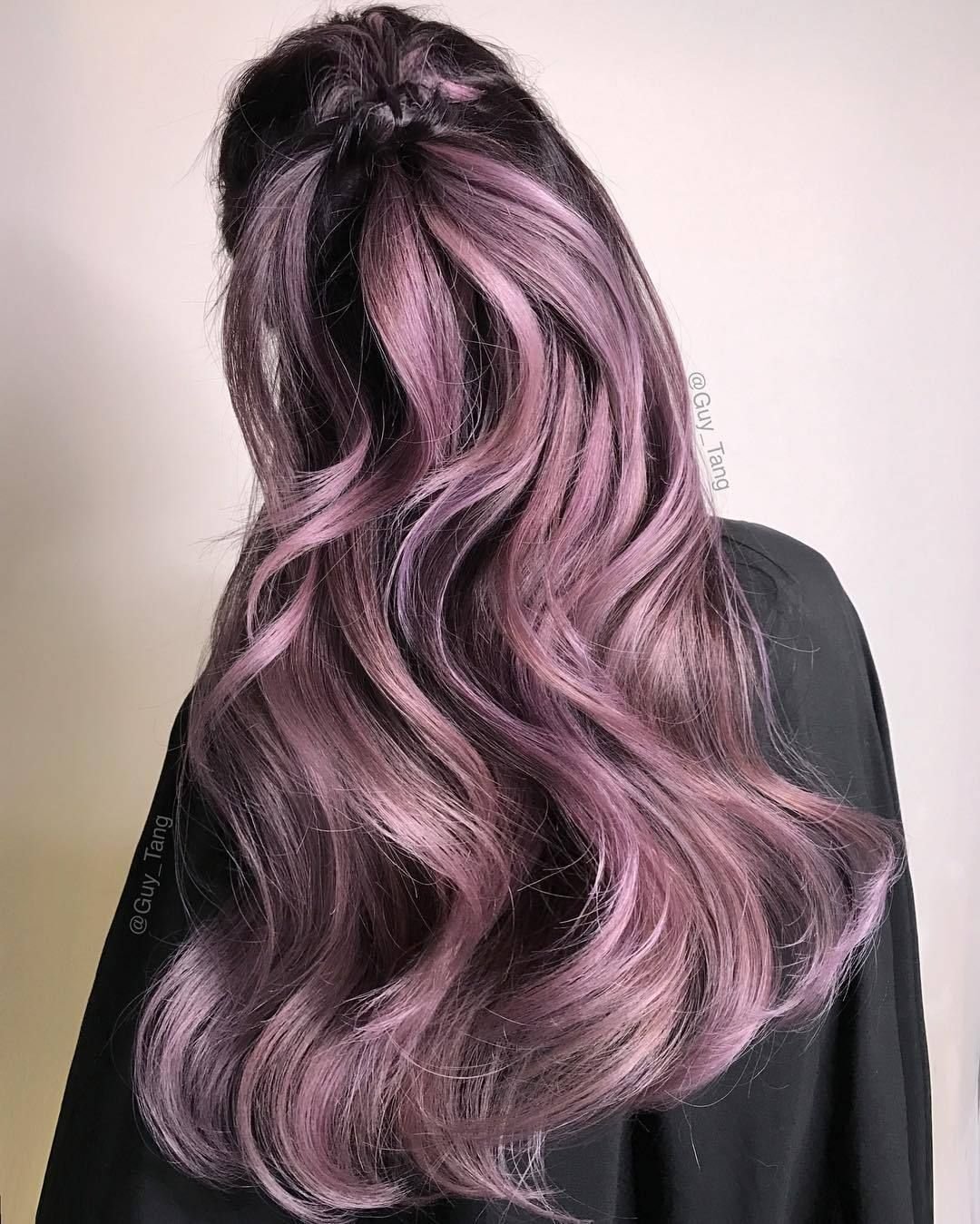 Темно розовая краска. Розовый оттенок на темных волосах. Розовое мелирование на темные волосы. Розово-фиолетовый цвет волос.
