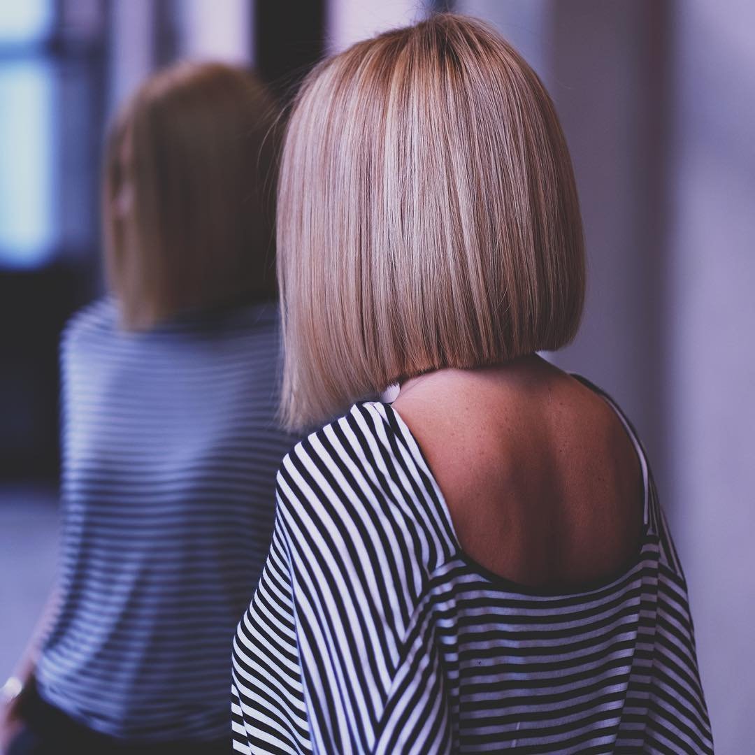 Фото Вид сзади блондинка в повседневной одежде глядя в сторону