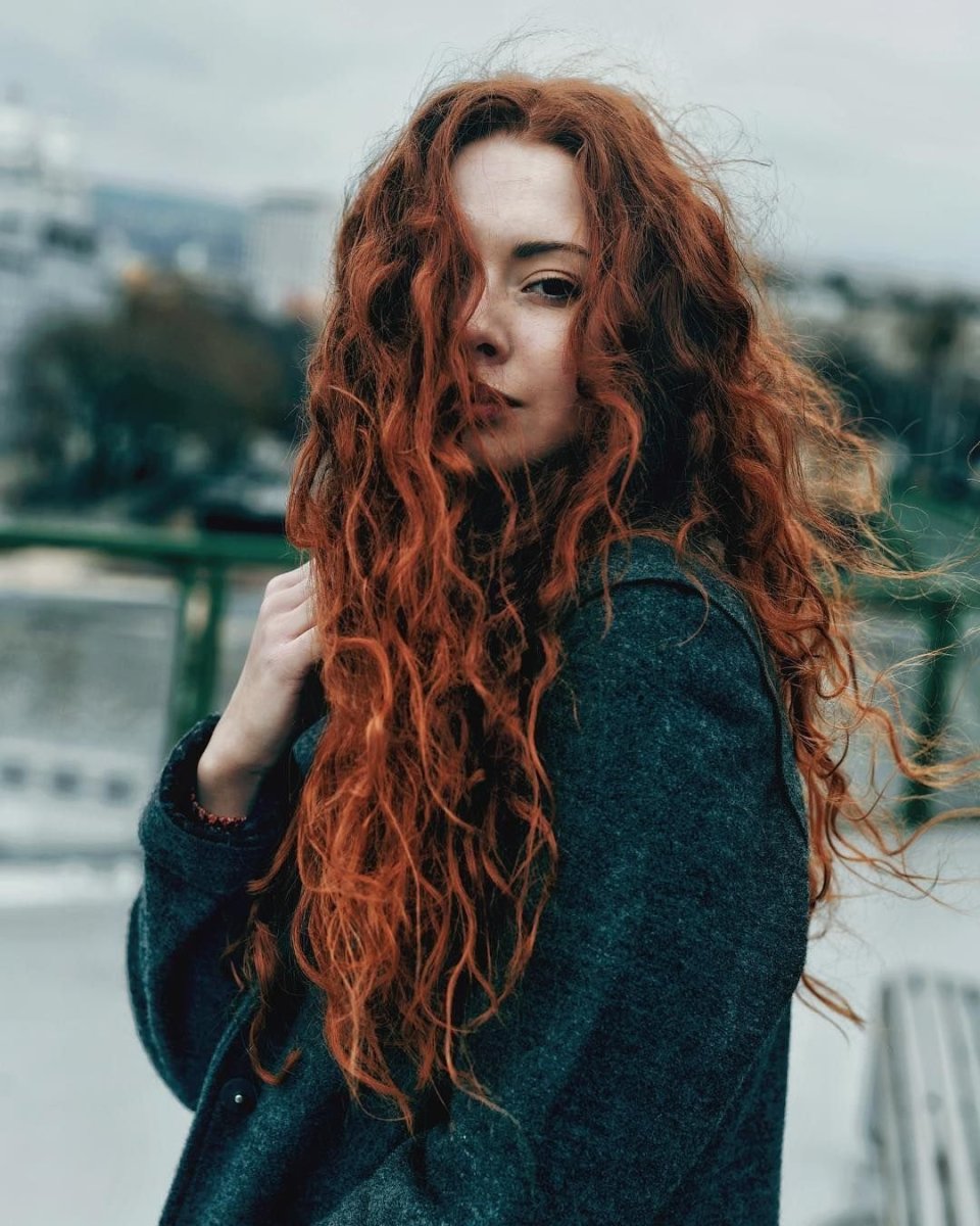 Девушка с рыжими кудрявыми волосами