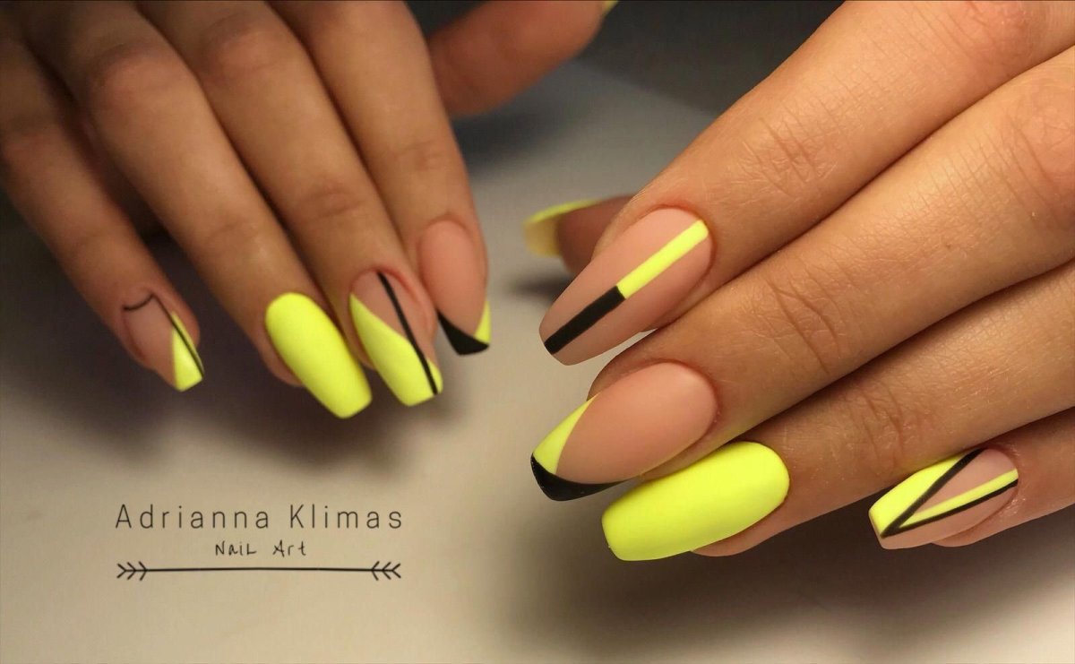 Геометрия на желтых ногтях